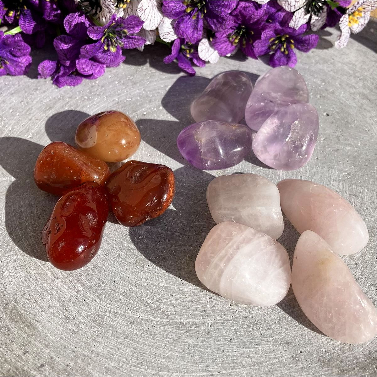 unikke krystaller som ametyst, karneol og rosakvarts alle med beroligende energier