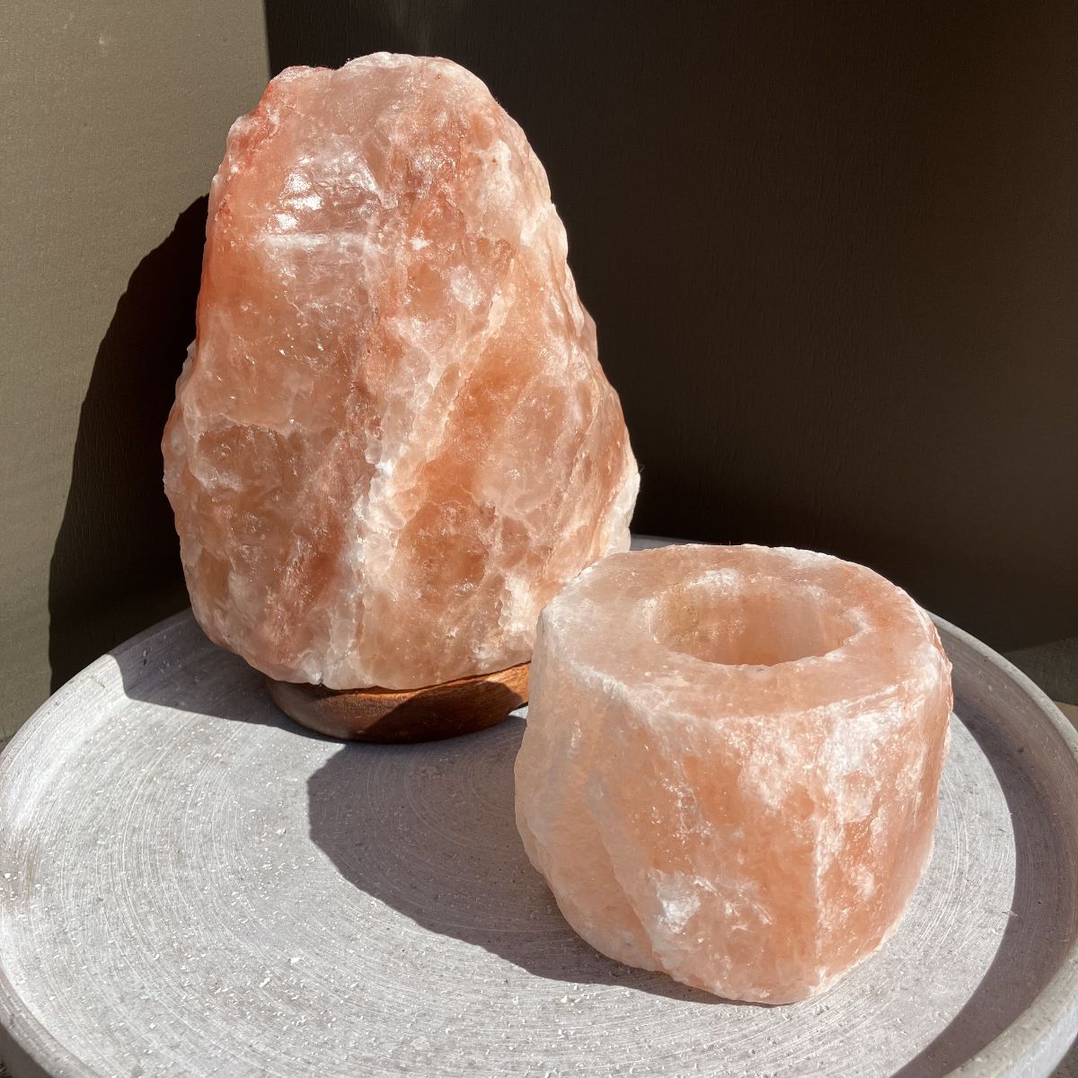 orange saltlampe og saltfyrfadsholder fra Himalaya