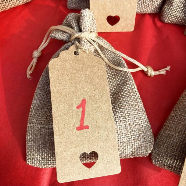 Adventskalender fra Krystal Oasen med smykker og krystaller til jul – 4 sndage med sm gaver, der spreder ro og glde.