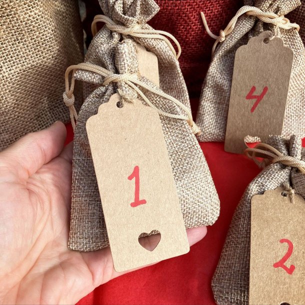 Adventskalender fra Krystal Oasen med smykker og krystaller til jul – 4 sndage med sm gaver, der spreder ro og glde.