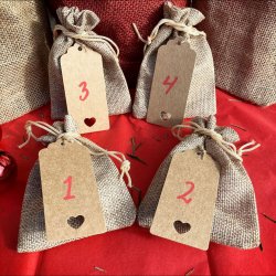 Adventskalender fra Krystal Oasen med smykker og krystaller til jul – 4 sndage med sm gaver, der spreder ro og glde.