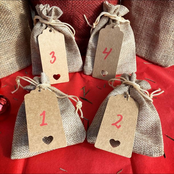 Adventskalender fra Krystal Oasen med smykker og krystaller til jul – 4 sndage med sm gaver, der spreder ro og glde.