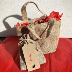 Adventskalender fra Krystal Oasen med smykker og krystaller til jul – 4 sndage med sm gaver, der spreder ro og glde.