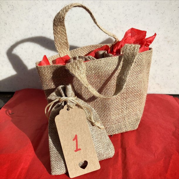 Adventskalender fra Krystal Oasen med smykker og krystaller til jul – 4 sndage med sm gaver, der spreder ro og glde.