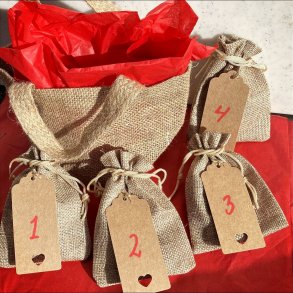 adventskalender fra Krystal Oasen som indeholder unikke krystaller og hndlavede smykke.