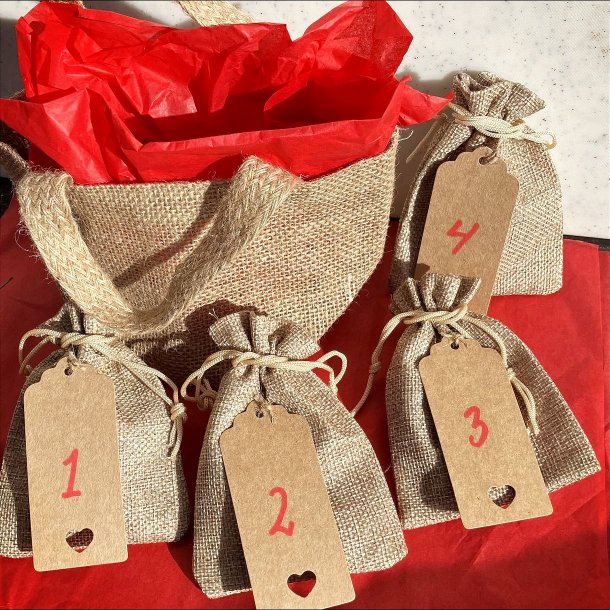 adventskalender fra Krystal Oasen som indeholder unikke krystaller og hndlavede smykke.