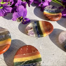 Bekymringssten med de syv chakra krystaller inkluderer Ametyst, Bl� Aventurin, Sodalit, Gr�n Aventurin, Gylden Kvarts, Fersken Aventurin og R�d Jaspis.