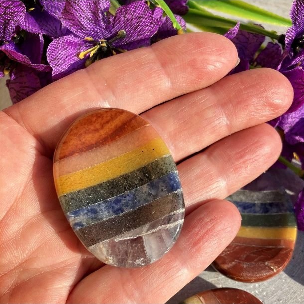 N�rbillede af bekymringssten med de syv chakra krystaller inkluderer Ametyst, Bl� Aventurin, Sodalit, Gr�n Aventurin, Gylden Kvarts, Fersken Aventurin og R�d Jaspis.