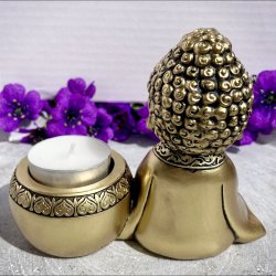 Gylden Buddha fyrfadsstage 11 cm h�j set bagfra med et enkelt fyrfadslys