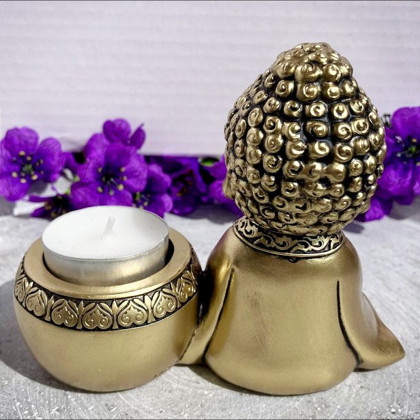 Gylden Buddha fyrfadsstage 11 cm h�j set bagfra med et enkelt fyrfadslys