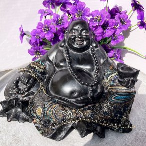 Sort kinesisk lykkebuddha p� 20 cm med farverig dragt.