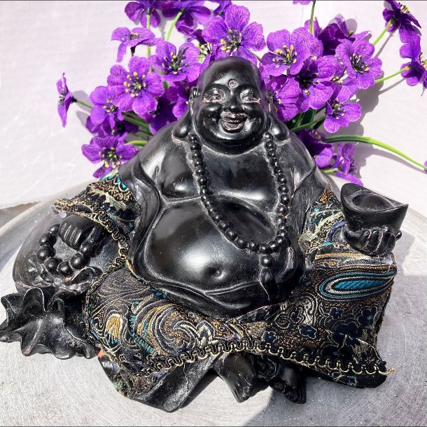 Sort kinesisk lykkebuddha p� 20 cm med farverig dragt.