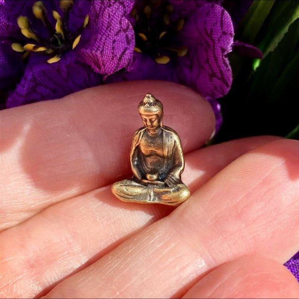 Mini Zazen Buddha figur, siddende med lukkede �jne i gylden kobberlegering &ndash; h�jde 1,6 cm