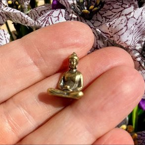 Mini Zazen Buddha figur, siddende med lukkede �jne i gylden kobberlegering &ndash; h�jde 1,6 cm
