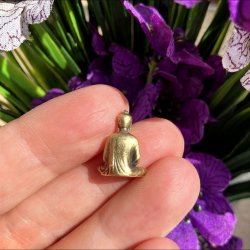 Mini Zazen Buddha figur, siddende med lukkede �jne i gylden kobberlegering &ndash; h�jde 1,6 cm