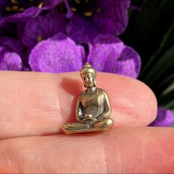Mini Zazen Buddha figur, siddende med lukkede �jne i gylden kobberlegering &ndash; h�jde 1,6 cm
