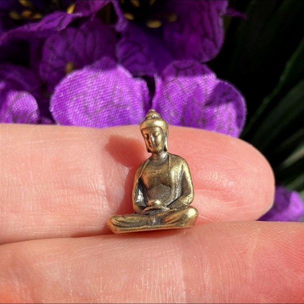 Mini Zazen Buddha figur, siddende med lukkede �jne i gylden kobberlegering &ndash; h�jde 1,6 cm