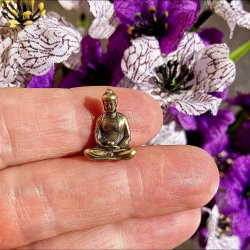 Mini Zazen Buddha figur, siddende med lukkede �jne i gylden kobberlegering &ndash; h�jde 1,6 cm