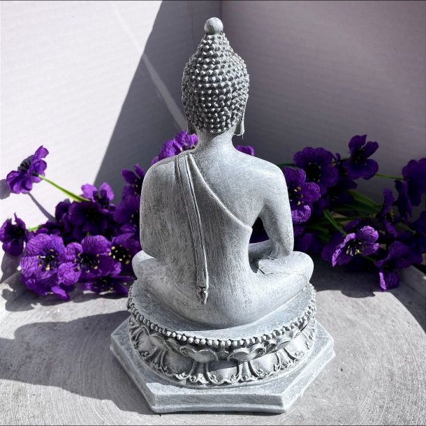 Thailandsk gr� buddha 18 cm siddende med ryggen til