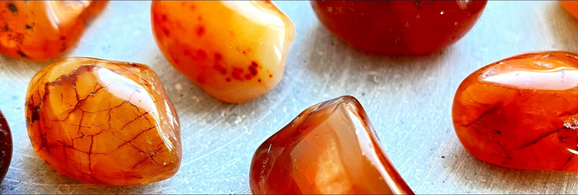 R�d-orange Karneol krystal, der symboliserer passion, kreativitet og energi .