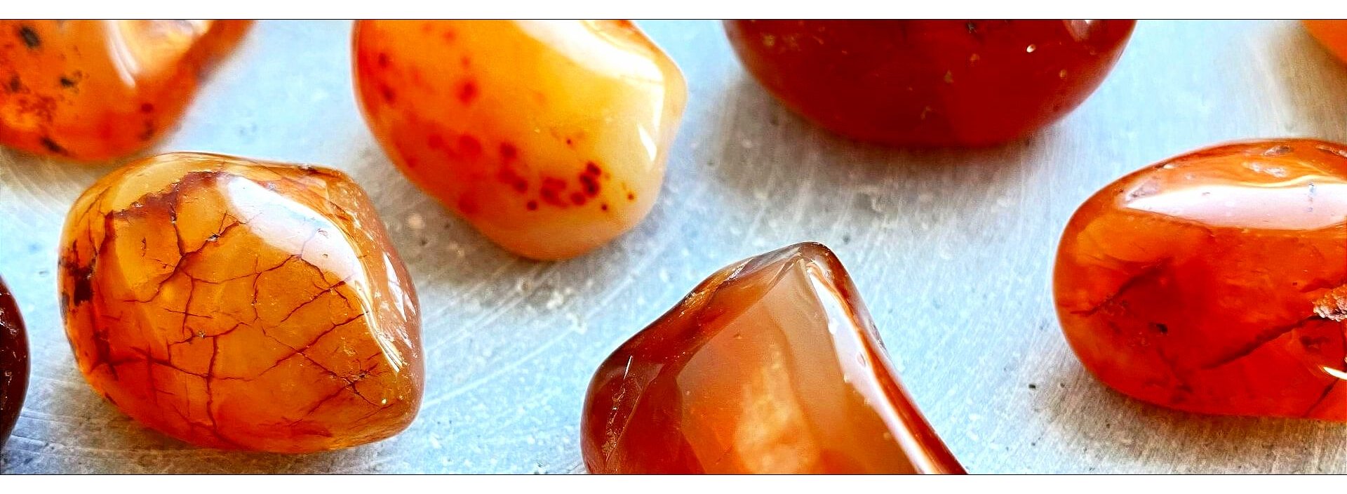 Rd-orange Karneol krystal, der symboliserer passion, kreativitet og energi .