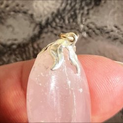  rosakvarts vedhng der mler ca. 3 cm inkl. sken  og er nedsat i pris da krystallen har synlige inklusioner , lidt ujvnheder og en psat sken der er skv