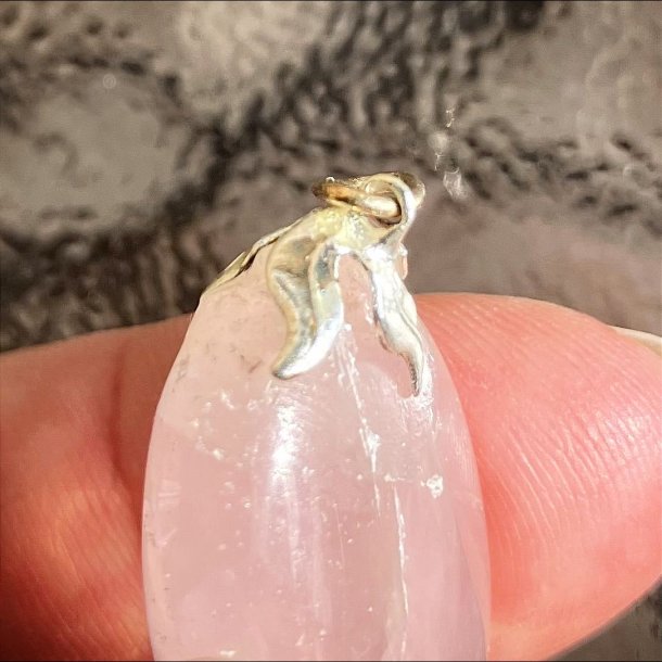  rosakvarts vedhng der mler ca. 3 cm inkl. sken  og er nedsat i pris da krystallen har synlige inklusioner , lidt ujvnheder og en psat sken der er skv