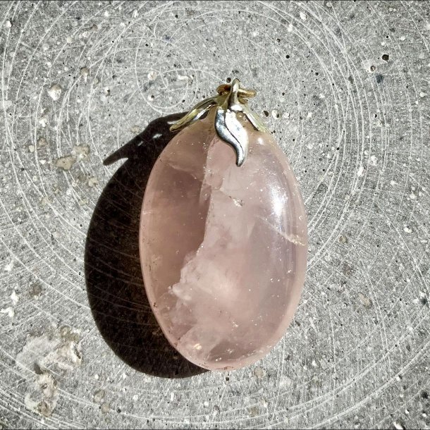  rosakvarts vedhng der mler ca. 3 cm inkl. sken  og er nedsat i pris da krystallen har synlige inklusioner , lidt ujvnheder og en psat sken der er skv