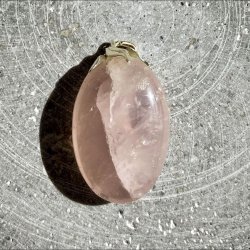  rosakvarts vedhng der mler ca. 3 cm inkl. sken  og er nedsat i pris da krystallen har synlige inklusioner , lidt ujvnheder og en psat sken der er skv