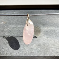  rosakvarts vedhng der mler ca. 3 cm inkl. sken  og er nedsat i pris da krystallen har synlige inklusioner , lidt ujvnheder og en psat sken der er skv