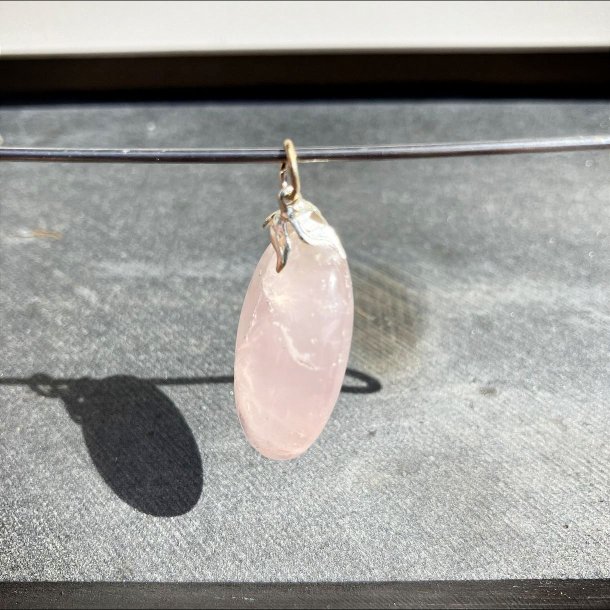  rosakvarts vedhng der mler ca. 3 cm inkl. sken  og er nedsat i pris da krystallen har synlige inklusioner , lidt ujvnheder og en psat sken der er skv