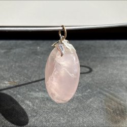  rosakvarts vedhng der mler ca. 3 cm inkl. sken  og er nedsat i pris da krystallen har synlige inklusioner , lidt ujvnheder og en psat sken der er skv