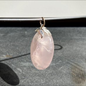  rosakvarts vedhng der mler ca. 3 cm inkl. sken  og er nedsat i pris da krystallen har synlige inklusioner , lidt ujvnheder og en psat sken der er skv