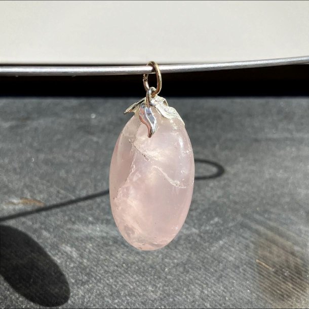  rosakvarts vedhng der mler ca. 3 cm inkl. sken  og er nedsat i pris da krystallen har synlige inklusioner , lidt ujvnheder og en psat sken der er skv