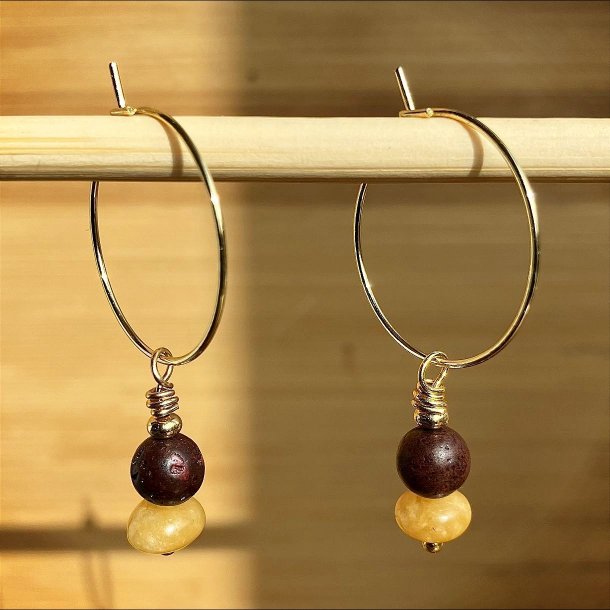 reringe, hndlavet guldfarvet Dubhe creol med gul jade krystal og brun lavasten.