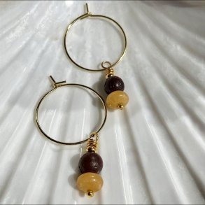 reringe, hndlavet guldfarvet Dubhe creol med gul jade krystal og brun lavasten.