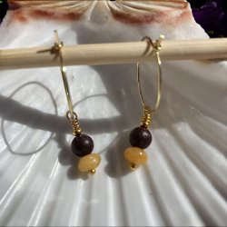 reringe, hndlavet guldfarvet Dubhe creol med gul jade krystal og brun lavasten.