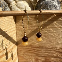 reringe, hndlavet guldfarvet Dubhe creol med gul jade krystal og brun lavasten.