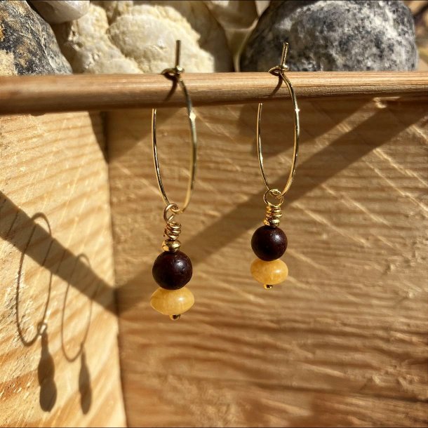 reringe, hndlavet guldfarvet Dubhe creol med gul jade krystal og brun lavasten.