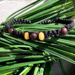 Armbnd Dubhe, hndlavet sort knyttet ca. 6,5 mm bredt, dekoreret med 2 gule jade krystaller og 3 lavasten.