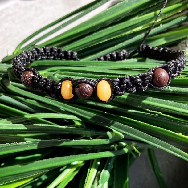Armbnd Dubhe, hndlavet sort knyttet ca. 6,5 mm bredt, dekoreret med 2 gule jade krystaller og 3 lavasten.