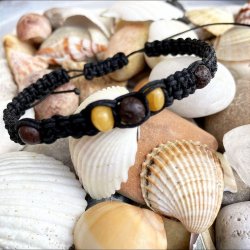 Armbnd Dubhe, hndlavet sort knyttet ca. 6,5 mm bredt, dekoreret med 2 gule jade krystaller og 3 lavasten.