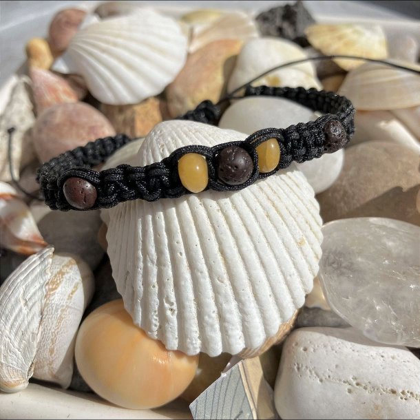 Armbnd Dubhe, hndlavet sort knyttet ca. 6,5 mm bredt, dekoreret med 2 gule jade krystaller og 3 lavasten.