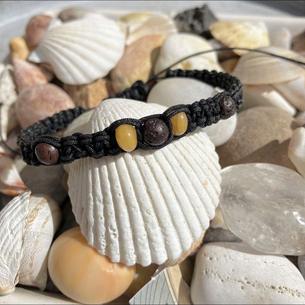 Armbnd Dubhe, hndlavet sort knyttet ca. 6,5 mm bredt, dekoreret med 2 gule jade krystaller og 3 lavasten.