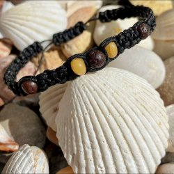 Armbnd Dubhe, hndlavet sort knyttet ca. 6,5 mm bredt, dekoreret med 2 gule jade krystaller og 3 lavasten.