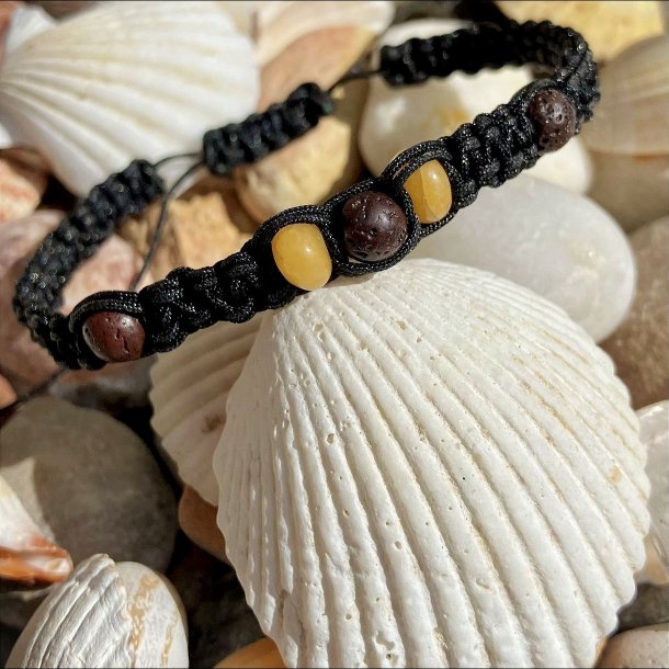 Armbnd Dubhe, hndlavet sort knyttet ca. 6,5 mm bredt, dekoreret med 2 gule jade krystaller og 3 lavasten.