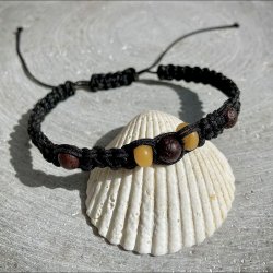 Armbnd Dubhe, hndlavet sort knyttet ca. 6,5 mm bredt, dekoreret med 2 gule jade krystaller og 3 lavasten.