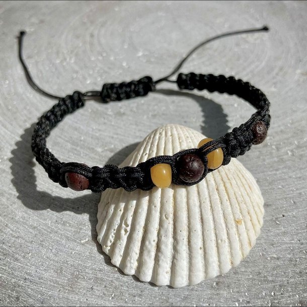 Armbnd Dubhe, hndlavet sort knyttet ca. 6,5 mm bredt, dekoreret med 2 gule jade krystaller og 3 lavasten.