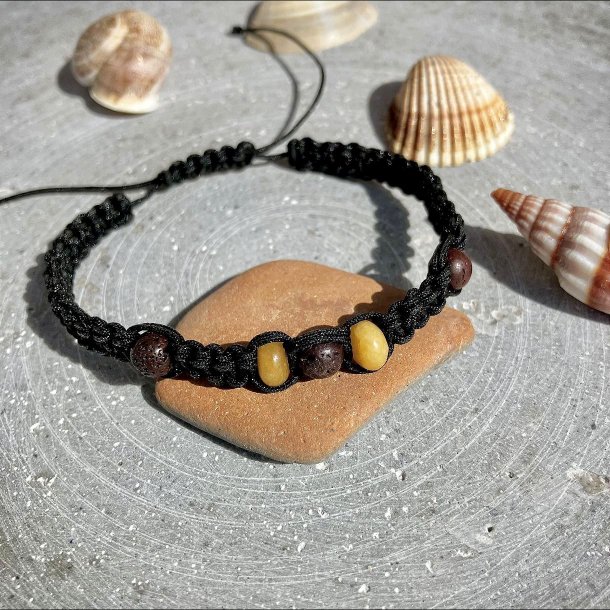 Armbnd Dubhe, hndlavet sort knyttet ca. 6,5 mm bredt, dekoreret med 2 gule jade krystaller og 3 lavasten.