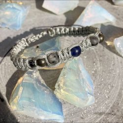 Armbnd Merkur, hndlavet af Krystal Oasen med sodalit, larvikit, pyrit og hmatit. Justerbar knyttesnor i lysegr, ca. 7 mm bredt.